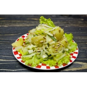 Постный картофельный салат с сельдереем и яблоком