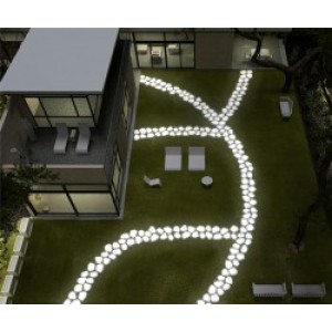 Ночной сад, украшенный солнечными светильниками