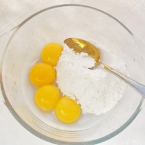 Смешиваем яичные желтки с сахарной пудрой