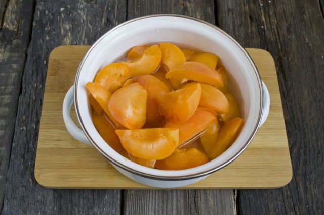 В горячий сироп выкладываем абрикосы и доводим до кипения снимая пенки