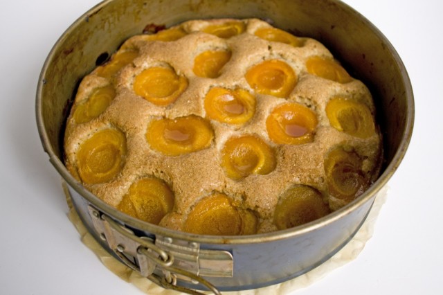 Выпекаем абрикосовый пирог в духовке при 160°C в течении 35 минут