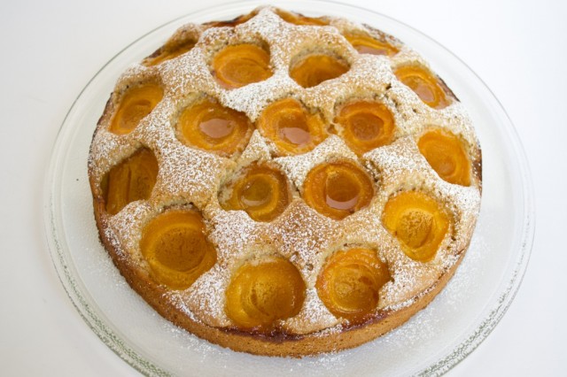 Готовый абрикосовый пирог присыпаем сахарной пудрой