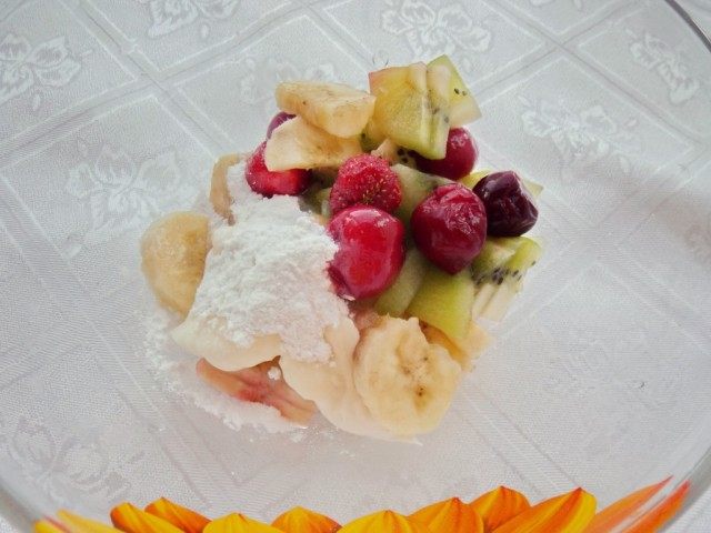 Кусочки фруктов и ягоды соединяем с половиной сливок