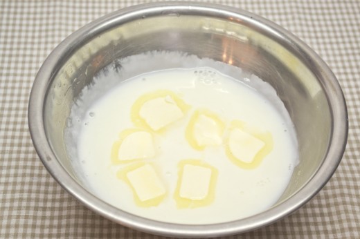 Молоко смешиваем с кукурузным крахмалом и растапливаем в нём сливочное масло