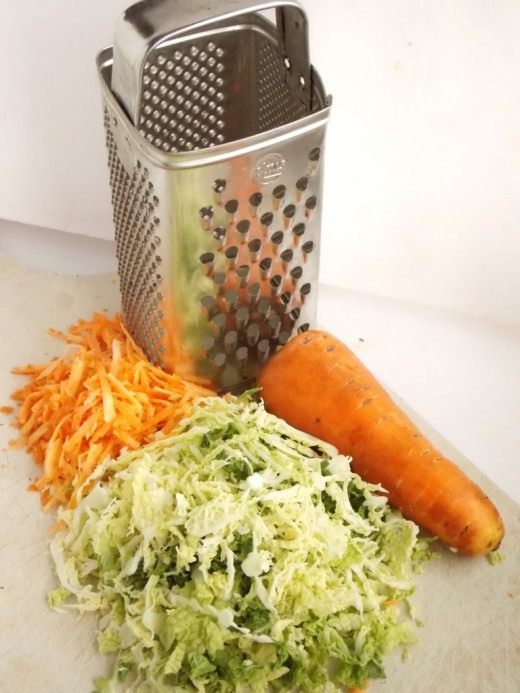 Нашинкуем капусту и натрём морковку