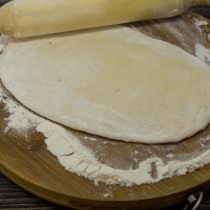 Раскатываем тесто и нарезаем полосками