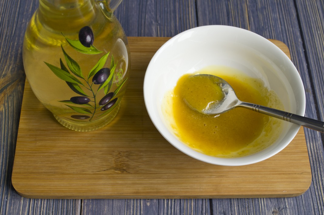 Маска для волос из майонеза. Масло в миске. Масло из маслин. Растительное масло в миске. Взбитое оливковое масло.