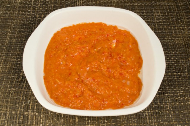 В форму для запекания наливаем томатный соус