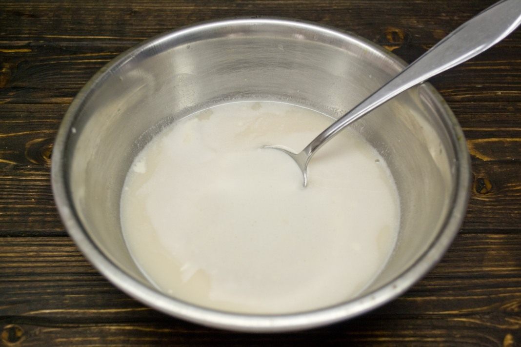 Можно ли добавлять дрожжи в тесто. Дрожжи в молоке. Миска с молоком и дрожжами. Молоко с дрожжами. Растворить дрожжи в молоке.