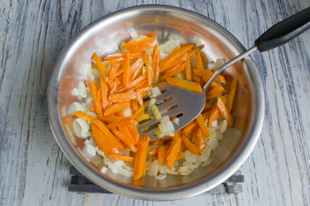 Пассеруем морковь и добавляем к жареному луку
