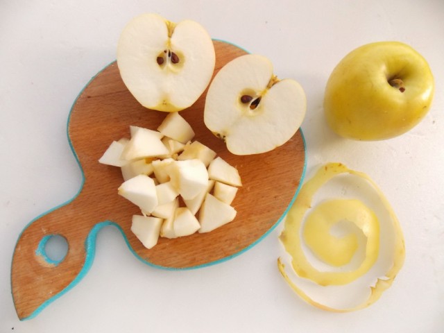 Очистим яблоки от кожицы и сердцевинок