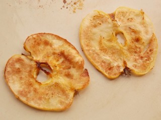 Обжарим яблочные чипсы с двух сторон