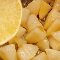 В тушёные яблоки добавляем сок лимона