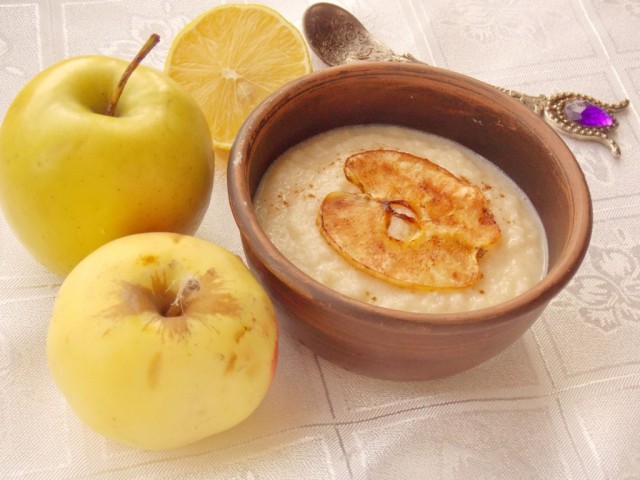 Яблочный суп-десерт подается горячим, с яблочными чипсами