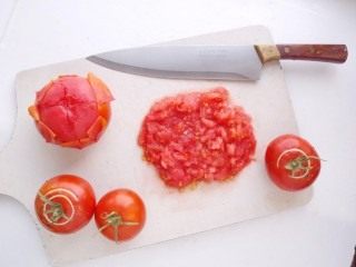 Очистим томаты от кожицы и измельчим