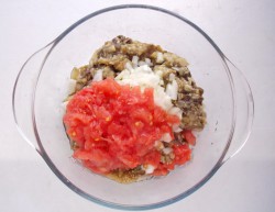 Измельченный томат добавляем в салатницу