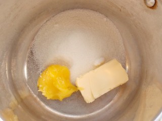 На водяную баню поставьте емкость с мёдом, сливочным маслом и сахаром