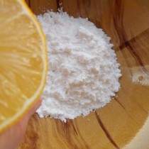 Для глазури сахарную пудру смешиваем с лимонным соком