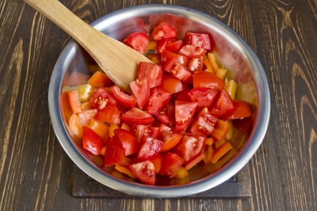 Нарезаем помидоры и сладкий болгарский перец