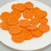 Нарезаем и бланшируем молодую морковь