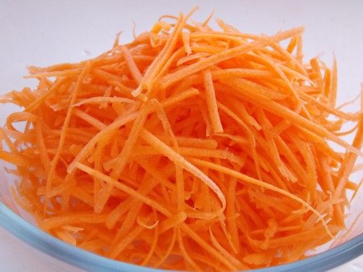 Натрите морковь на специальной тёрке