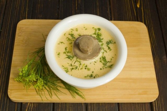 Наливаем крем-суп в тарелку, добавляем рубленную зелень и отваренные грибы