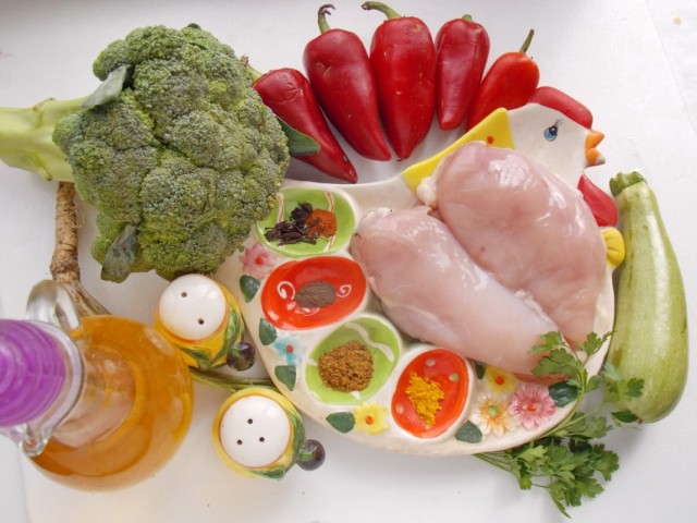 Ингредиенты для приготовления запечённых с овощами куриных грудок