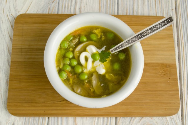 Куриный суп с зелёным горошком и грибами