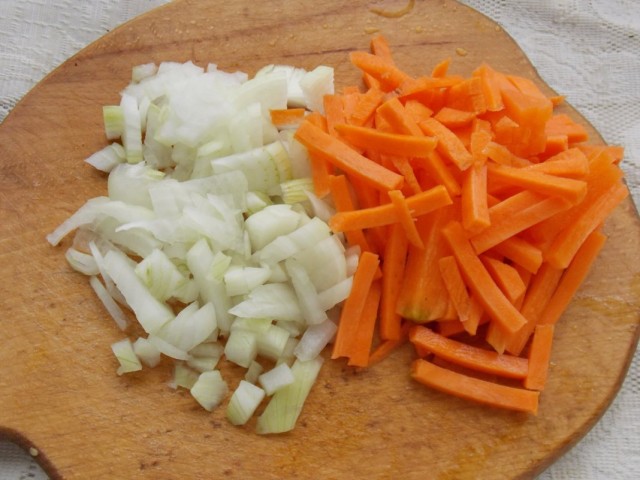 Очищаем и нарезаем морковь и репчатый лук