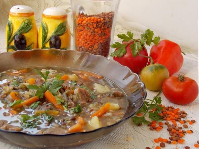 Чечевичный суп на говяжьем бульоне