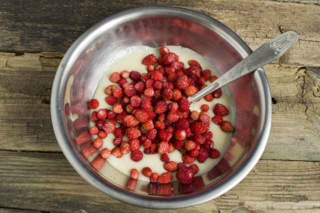 В тесто добавляем ягоды земляники и аккуратно перемешиваем