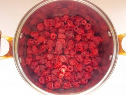 Выкладываем ягоду в емкость для варки