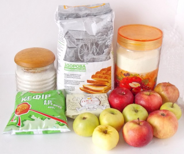 Ингредиенты для манника на кефире с яблоками