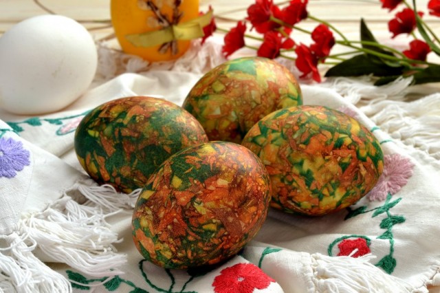 Мраморные яйца на Пасху, покрашенные с помощью луковой шелухи и обычной зелёнки