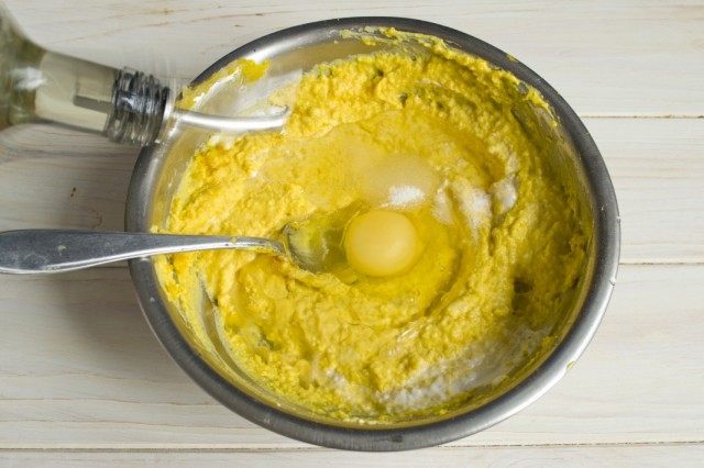 Добавляем яйцо и растительное масло