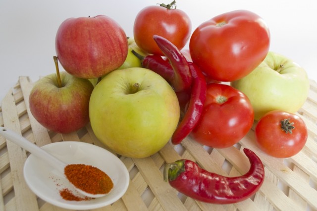 Ингредиенты для приготовления острого кетчупа с антоновкой