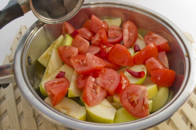 Нарезанные овощи и яблоки ставим тушить