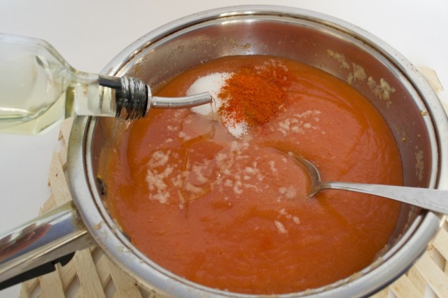 Добавляем в кетчуп специи и растительное масло