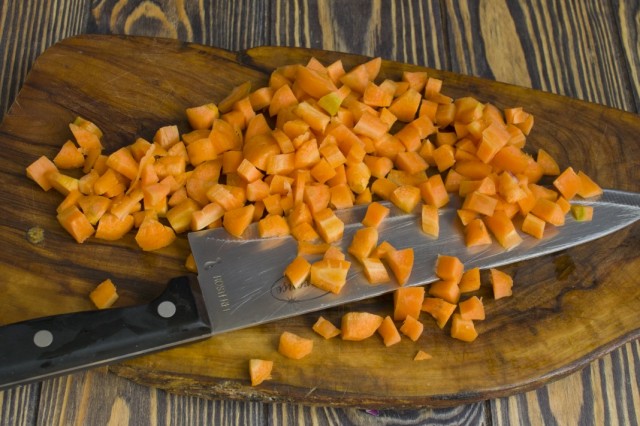 Пассеруем нарезанную кубиками морковь
