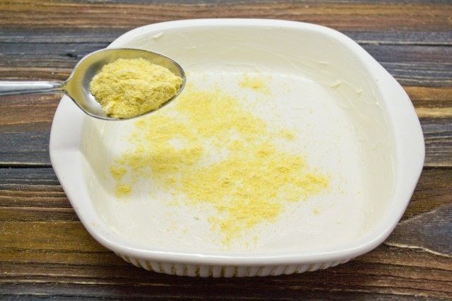 Смазываем форму для запекания сливочным маслом, посыпаем кукурузной или манной крупой