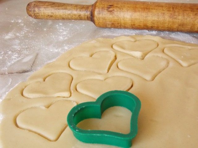 Отдохнувшее тесто раскатаем и вырежем формочкой печенье