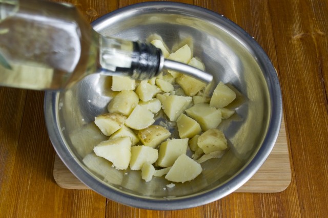 Отваренный картофель смачиваем оливковым маслом