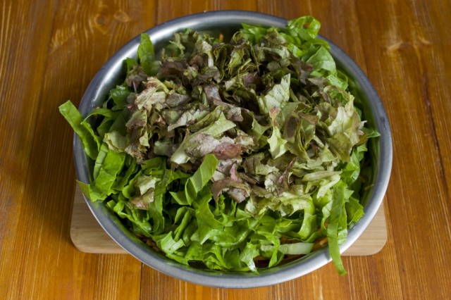 Нарезаем листовой салат