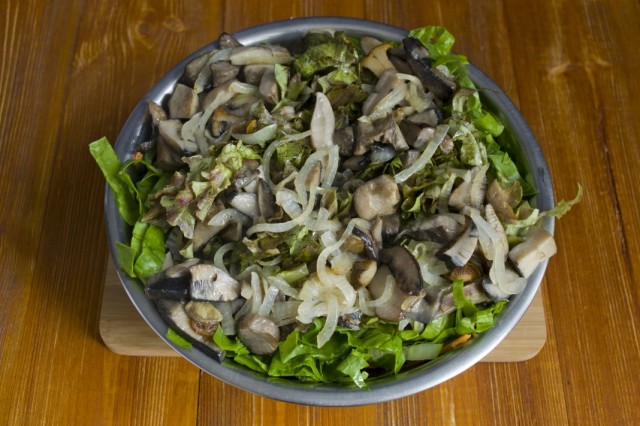 Выкладываем грибы в салатницу с овощами. Солим, приправляем специями и маслом