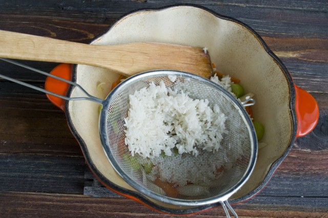 Выкладываем промытый рис в обжаренные овощи