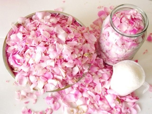 Ингредиенты для приготовления розовых лепестков в сахаре