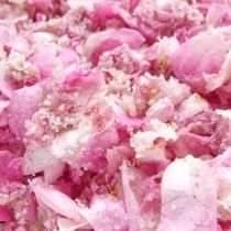 Перетираем лепестки роз с сахаром