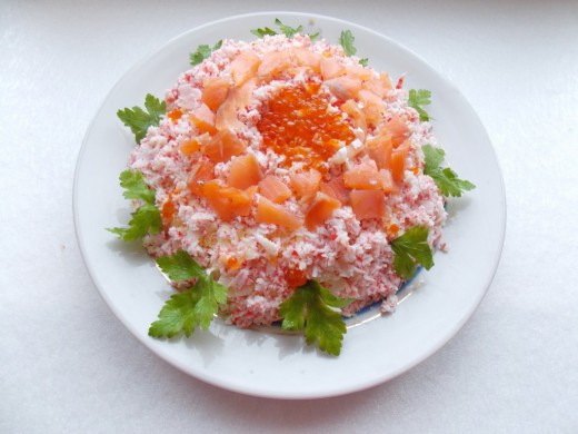 Слоёный салат Самоцветы с крабовыми палочками, яйцом и лососем