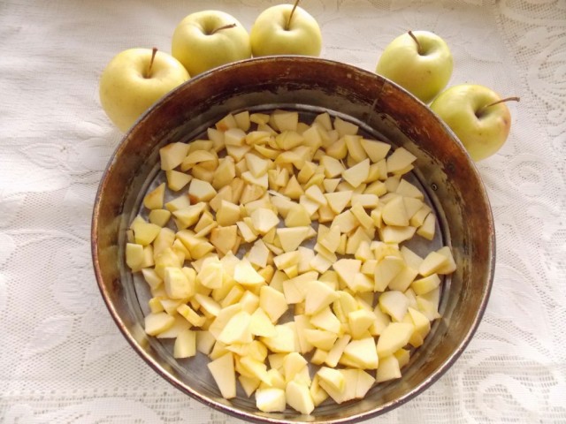 Выкладываем яблоки в форму для выпекания