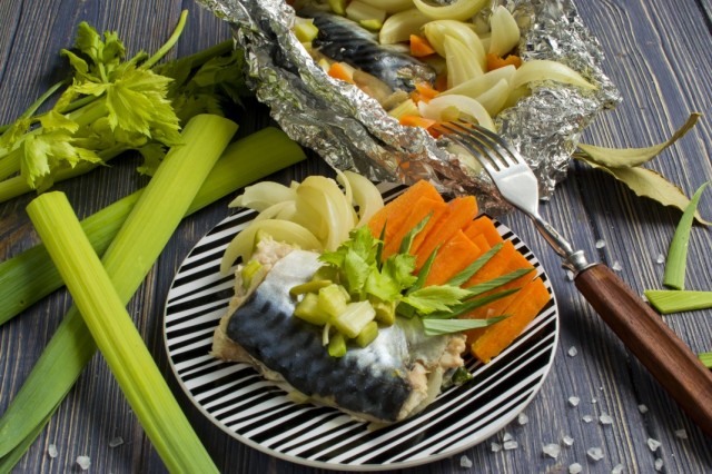 Скумбрия в фольге, приготовленная на пару с овощами